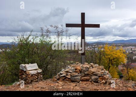 "Frieden, Frieden, Frieden..." - Die Stelle auf dem Podbrdo in Medjugorje, wo am dritten Tag der Erscheinungen die Jungfrau Maria vom Frieden sprach. Stockfoto