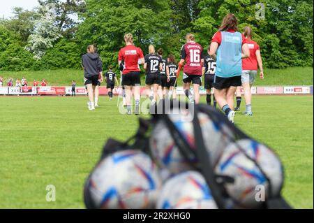 Aschheim, Deutschland. 21. Mai 2023. Aschheim, Deutschland, Mai 21. 2023: Nürnberger Spieler auf dem Weg zu den Reisenden Fans nach den 2. Frauenbundesliga-Spiel zwischen FC Bayern München II und 1. FC Nürnberg im Sportpark Aschheim, Deutschland. (Sven Beyrich/SPP) Kredit: SPP Sport Press Photo. Alamy Live News Stockfoto
