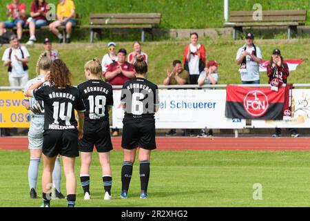 Aschheim, Deutschland. 21. Mai 2023. Aschheim, Deutschland, Mai 21. 2023: Nürnberger Spieler vor ihren Fans nach den 2 Jahren. Frauenbundesliga-Spiel zwischen FC Bayern München II und 1. FC Nürnberg im Sportpark Aschheim, Deutschland. (Sven Beyrich/SPP) Kredit: SPP Sport Press Photo. Alamy Live News Stockfoto