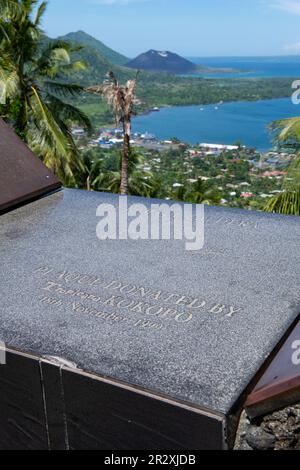 Papua-Neuguinea, New Britain Island, Rabaul. Blick auf den Hafen und den Vulkan vom Aussichtspunkt des National Volcano Observatory. Stockfoto