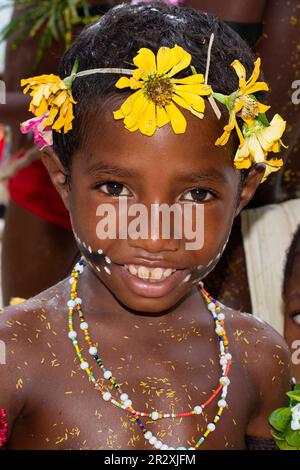 Papua-Neuguinea, Trobriand-Inseln, Milne Bay Province, Kuiawa Island alias Kuyau. Einheimische Jungs in traditioneller Kleidung. Stockfoto