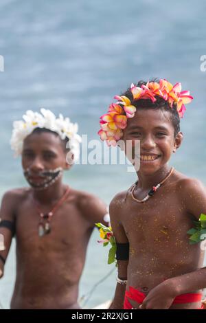 Papua-Neuguinea, Trobriand-Inseln, Milne Bay Province, Kuiawa Island alias Kuyau. Einheimische Jungs in traditioneller Kleidung. Stockfoto