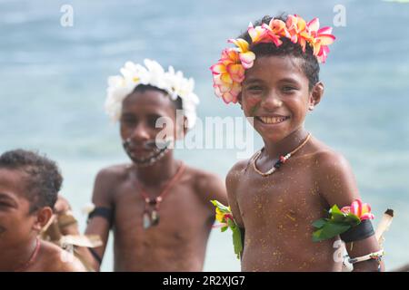 Papua-Neuguinea, Trobriand-Inseln, Milne Bay Province, Kuiawa Island alias Kuyau. Einheimische Jungs in traditioneller Kleidung. Stockfoto