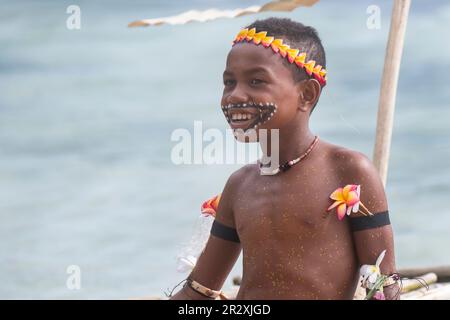 Papua-Neuguinea, Trobriand-Inseln, Milne Bay Province, Kuiawa Island alias Kuyau. Einheimische Jungs in traditioneller Kleidung. Stockfoto