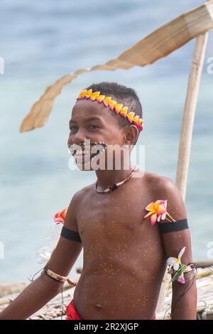 Papua-Neuguinea, Trobriand-Inseln, Milne Bay Province, Kuiawa Island alias Kuyau. Einheimische Jungs in traditioneller Kleidung. Stockfoto