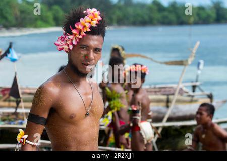 Papua-Neuguinea, Trobriand-Inseln, Milne Bay Province, Kuiawa Island alias Kuyau. Junger Mann in traditioneller Kleidung bei Bootsrennen. Stockfoto