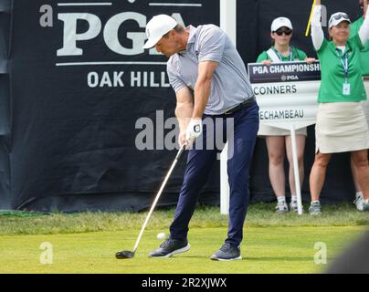 Rochester, Usa. 21. Mai 2023. Bryson DeChambeau legt sich am Sonntag, den 21. Mai 2023, in der letzten Runde der PGA-Meisterschaft 2023 im Oak Hill Country Club in Rochester, New York, auf das 1. Loch. Foto: Aaron Josefczyk/UPI Credit: UPI/Alamy Live News Stockfoto