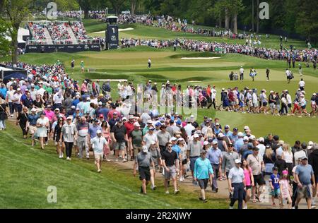 Rochester, Usa. 21. Mai 2023. In der letzten Runde der PGA Championship 2023 im Oak Hill Country Club in Rochester, New York, am Sonntag, den 21. Mai 2023, beobachtet die Galerie die Action auf dem 1. Fairway. Foto: Aaron Josefczyk/UPI Credit: UPI/Alamy Live News Stockfoto