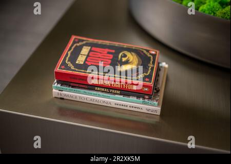 Calgary, Alberta - 19. Mai 2023: Stapel George Orwell Bücher auf einem Couchtisch. Stockfoto