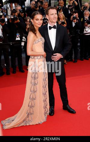 Cannes, Frankreich. 21. Mai 2023. Alicia Vikander mit Ehemann Michael Fassbender bei der Premiere des Kinofilms 'Firebrand' auf dem Festival de Cannes 2023/76. Internationale Filmfestspiele von Cannes im Palais des Festivals. Cannes, 21.05.2023 Kredit: Geisler-Fotopress GmbH/Alamy Live News Stockfoto