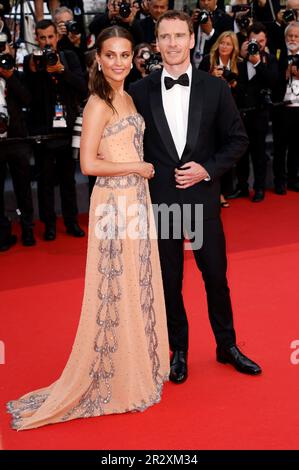 Cannes, Frankreich. 21. Mai 2023. Alicia Vikander mit Ehemann Michael Fassbender bei der Premiere des Kinofilms 'Firebrand' auf dem Festival de Cannes 2023/76. Internationale Filmfestspiele von Cannes im Palais des Festivals. Cannes, 21.05.2023 Kredit: Geisler-Fotopress GmbH/Alamy Live News Stockfoto