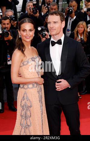 Cannes, Frankreich. 21. Mai 2023. Alicia Vikander mit Ehemann Michael Fassbender bei der Premiere des Kinofilms 'Firebrand' auf dem Festival de Cannes 2023/76. Internationale Filmfestspiele von Cannes im Palais des Festivals. Cannes, 21.05.2023 Kredit: Geisler-Fotopress GmbH/Alamy Live News Stockfoto