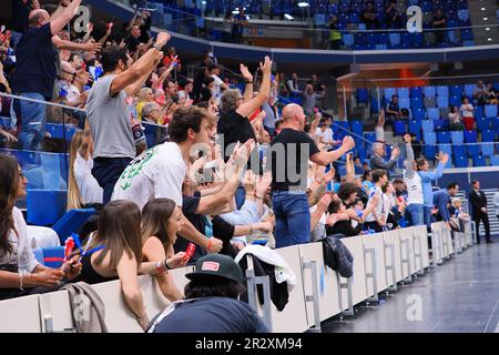 Mailand, Italien. 21. Mai 2023. Fans von (Urania Basket Milano) während des Playoff-Spiels 4 - Urania Milano vs reale Mutua Basket Torino, Italienische Basketball Serie A2 Männer Championship in Mailand, Italien, Mai 21 2023 Kredit: Independent Photo Agency/Alamy Live News Stockfoto