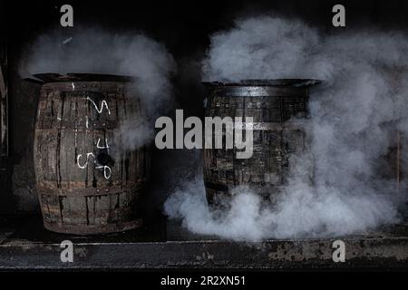 Schottland, Craigellachie . Die Fässer werden in der Speyside Cooperage über einem offenen Feuer erhitzt, um sicherzustellen, dass sie dicht sind und sie bei der Formgebung unterstützen. Stockfoto