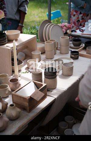 Wunderschöne handgefertigte Keramik mit neutralen Farben auf einem kleinen Markt für handgefertigte Produkte. Stockfoto