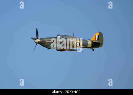 Die Shuttleworth Collection (G-BKTH) Hawker Sea Hurricane IB wird am 2023. Mai auf der Shuttleworth Evening Airshow präsentiert Stockfoto