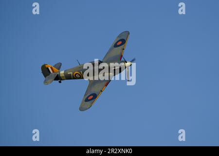 Die Shuttleworth Collection (G-BKTH) Hawker Sea Hurricane IB wird am 2023. Mai auf der Shuttleworth Evening Airshow präsentiert Stockfoto