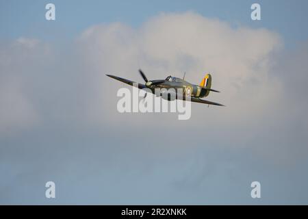 Die Shuttleworth Collection (G-BKTH) Hawker Sea Hurricane IB wird am 2023. Mai auf der Shuttleworth Evening Airshow präsentiert Stockfoto