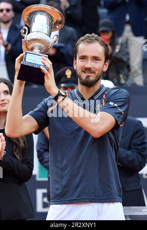 Rom, Latium. 21. Mai 2023. ROM, ITALIEN - MAI 21: Daniil Medvedev feiert am 21. Mai 2023 im Foro Italico Rom, Italien, das Singles-Turnier der Herren und die Trophäe gegen Holger Rune 7-5 7-5 bei Rome Internazionali d'Italia. ( Kredit: massimo insabato/Alamy Live News Stockfoto