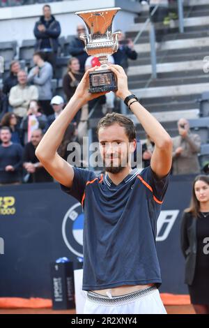 Rom, Latium. 21. Mai 2023. ROM, ITALIEN - MAI 21: Daniil Medvedev feiert am 21. Mai 2023 im Foro Italico Rom, Italien, das Singles-Turnier der Herren und die Trophäe gegen Holger Rune 7-5 7-5 bei Rome Internazionali d'Italia. ( Kredit: massimo insabato/Alamy Live News Stockfoto