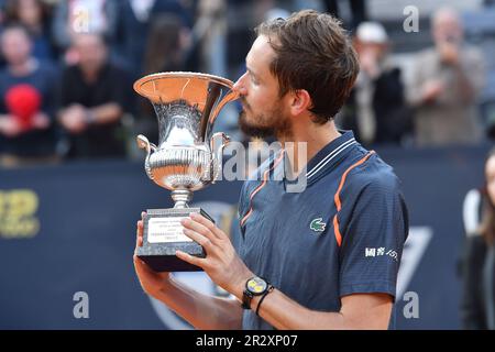 Rom, Latium. 21. Mai 2023. ROM, ITALIEN - MAI 21: Daniil Medvedev feiert am 21. Mai 2023 im Foro Italico Rom, Italien, das Singles-Turnier der Herren und die Trophäe gegen Holger Rune 7-5 7-5 bei Rome Internazionali d'Italia. ( Kredit: massimo insabato/Alamy Live News Stockfoto