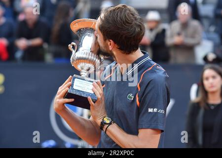 Rom, Latium. 21. Mai 2023. ROM, ITALIEN - MAI 21: Daniil Medvedev feiert am 21. Mai 2023 im Foro Italico Rom, Italien, das Singles-Turnier der Herren und die Trophäe gegen Holger Rune 7-5 7-5 bei Rome Internazionali d'Italia. ( Kredit: massimo insabato/Alamy Live News Stockfoto