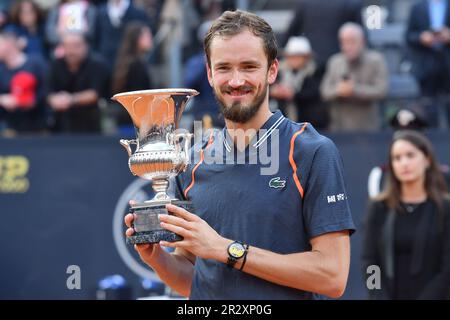 Rom, Latium. 21. Mai 2023. ROM, ITALIEN - MAI 21: Daniil Medvedev feiert am 21. Mai 2023 im Foro Italico Rom, Italien, das Singles-Turnier der Herren und die Trophäe gegen Holger Rune 7-5 7-5 bei Rome Internazionali d'Italia. ( Kredit: massimo insabato/Alamy Live News Stockfoto