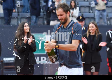 Rom, Latium. 21. Mai 2023. ROM, ITALIEN - MAI 21: Daniil Medvedev feiert am 21. Mai 2023 im Foro Italico Rom, Italien, das Singles-Turnier der Herren und die Trophäe gegen Holger Rune 7-5 7-5 bei Rome Internazionali d'Italia. ( Kredit: massimo insabato/Alamy Live News Stockfoto