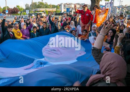 Istanbul, Türkei. 21. Mai 2023, Uskudar, Istanbul, Türkei: Die Anhänger des türkischen Präsidenten Recep Tayyip Erdogan und des Präsidentschaftskandidaten schwenken vor der zweiten Runde der türkischen Präsidentschaftswahlen ein großes Banner mit dem Bild von Recep Tayyip Erdogan in Istanbul. Die zweite Runde der türkischen Präsidentschaftswahlen findet am 28. Mai zwischen Recep Tayyip Erdogan, dem Präsidenten der Türkei und dem Präsidentschaftskandidaten, und Kemal KÄ±lä±cdaroglu, dem Präsidentschaftskandidaten der Nation Alliance und dem Vorsitzenden der Republikanischen Volkspartei, statt. Kredit: ZUMA Press, Inc./A. Stockfoto