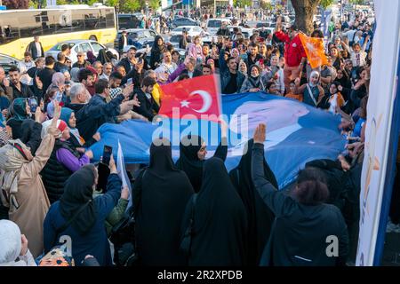 Istanbul, Türkei. 21. Mai 2023, Uskudar, Istanbul, Türkei: Die Anhänger des türkischen Präsidenten Recep Tayyip Erdogan und des Präsidentschaftskandidaten schwenken vor der zweiten Runde der türkischen Präsidentschaftswahlen ein großes Banner mit dem Bild von Recep Tayyip Erdogan in Istanbul. Die zweite Runde der türkischen Präsidentschaftswahlen findet am 28. Mai zwischen Recep Tayyip Erdogan, dem Präsidenten der Türkei und dem Präsidentschaftskandidaten, und Kemal KÄ±lä±cdaroglu, dem Präsidentschaftskandidaten der Nation Alliance und dem Vorsitzenden der Republikanischen Volkspartei, statt. Kredit: ZUMA Press, Inc./A. Stockfoto