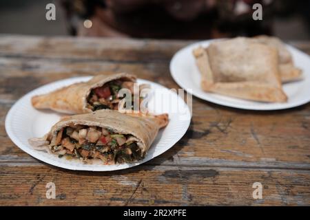 Empanadas aus frischem Vollkornhähnchen auf einem Lebensmittelmarkt. Traditionelles chilenisches herzhaftes Gebäck. Stockfoto