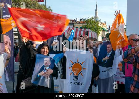 Istanbul, Türkei. 21. Mai 2023, Kadikoy, Istanbul, Türkei: Anhänger von Recep Tayyip Erdogan, Präsident der Türkei und Präsidentschaftskandidat, halten ein Poster von Recep Tayyip Erdogan und schwenken türkische Flaggen in Istanbul, bevor die zweite Runde der türkischen Präsidentschaftswahlen stattfindet. Die zweite Runde der türkischen Präsidentschaftswahlen findet am 28. Mai zwischen Recep Tayyip Erdogan, dem Präsidenten der Türkei und dem Präsidentschaftskandidaten, und Kemal KÄ±lä±cdaroglu, dem Präsidentschaftskandidaten der Nation Alliance und dem Vorsitzenden der Republikanischen Volkspartei, statt. Kredit: ZUMA Press, Inc./ Stockfoto