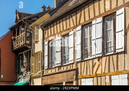 Provins, Frankreich - 31. Mai 2020: Typische Gebäude und Häuser in der Stadt Provins, mittelalterliches Dorf in der Nähe von Paris Stockfoto