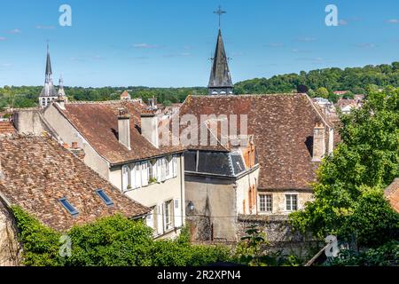 Provins, Frankreich - 31. Mai 2020: Typische Gebäude und Häuser in der Stadt Provins, mittelalterliches Dorf in der Nähe von Paris Stockfoto