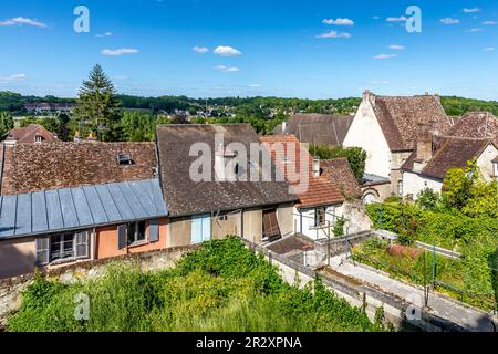 Provins, Frankreich - 31. Mai 2020: Typische Gebäude und Häuser in der Stadt Provins, mittelalterliches Dorf in der Nähe von Paris Stockfoto