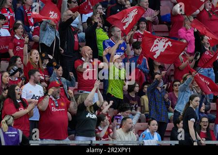 Manchester United Fans feiern das Siegertor beim FA Women's Super League Match Manchester United Women vs Manchester City Women im Leigh Sports Village, Leigh, Großbritannien, 21. Mai 2023 (Foto: Steve Flynn/News Images) Stockfoto