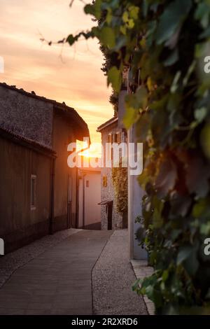 Herrlicher Sonnenuntergang über einer kleinen antiken Stadt in Slowenien Stockfoto