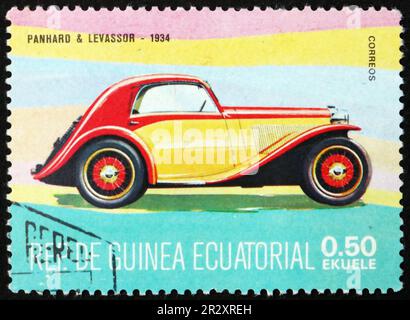 ÄQUATORIALGUINEA - CIRCA 1977: Ein in Äquatorialguinea gedruckter Stempel zeigt Panhard und Levassor, Oldtimer, ca. 1977 Stockfoto