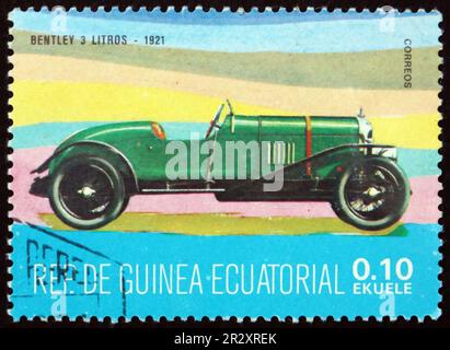 ÄQUATORIALGUINEA - CA. 1977: Ein in Äquatorialguinea gedruckter Stempel zeigt Bentley 3L - 1921, Oldtimer, ca. 1977 Stockfoto