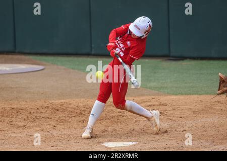 Baton Rouge, LA, USA. 21. Mai 2023. Der stürmische Kotzelnick (22) von ULL versucht, bei der NCAA Regional Softball-Action zwischen der University of Louisiana in Lafayette Ragin' Cajuns und den LSU Tigers im Tiger Park in Baton Rouge, LA, einen Hit zu erringen. Jonathan Mailhes/CSM/Alamy Live News Stockfoto