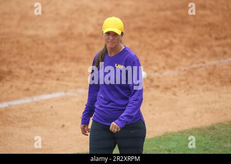 Baton Rouge, LA, USA. 21. Mai 2023. LSU-Cheftrainer Beth Torina geht während der NCAA Regional Softball Action zwischen der University of Louisiana in Lafayette Ragin' Cajuns und den LSU Tigers im Tiger Park in Baton Rouge, LA, die Grundlinie entlang. Jonathan Mailhes/CSM/Alamy Live News Stockfoto