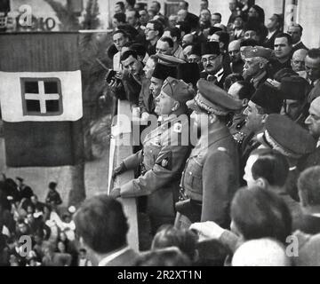 1937, italienischer Diktator Benito Mussolini mit Italo Balbo und seinen Mitarbeitern, die mit der Menge sprechen. Stockfoto