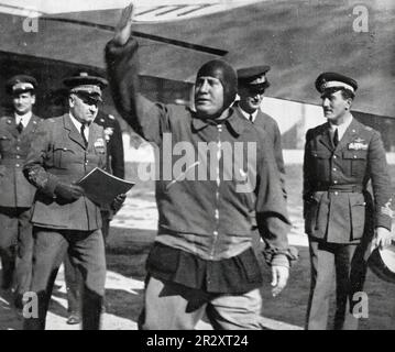 1939, Propagandabild des italienischen Diktators Benito Mussolini ist gerade aus einem Kriegsflugzeug gelandet. Stockfoto