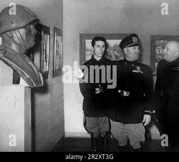 1939, Propagandabild des italienischen Diktators Benito Mussolini mit einer Büste, die ihm gewidmet war. Stockfoto