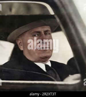Ein seltenes Bild des italienischen Diktators, Benito Mussolini, Gründer der italienischen faschistischen Partei, der sein Auto fährt. Stockfoto