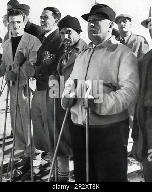 Propagandabild von Benito Mussolini (dem Diktator von Italien), der unter den Menschen auf einer Skipiste fotografiert wird Stockfoto