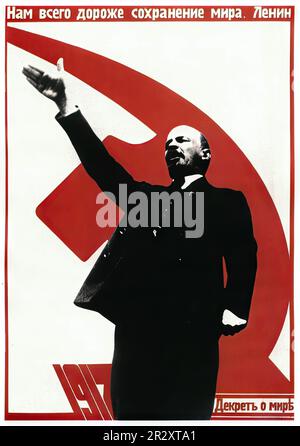 Propagandaposter, die Lenin darstellen, der die Sowjetunion gründete, einen sozialistischen Einparteienstaat, der von der ideologisch marxistischen Kommunistischen Partei regiert wird Stockfoto