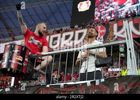 Leverkusen, Deutschland. 21. Mai 2023. Karim BELLARABI verabschiedet sich von den Fans Fußball 1. Bundesliga 33. Spieltag Bayer 04 Leverkusen (LEV) - Borussia Monchengladbach (MG) 2: am 05./21/2022 in der BayArena Leverkusen/Deutschland. #DFL-Vorschriften verbieten die Verwendung von Fotografien als Bildsequenzen und/oder quasi-Video # Credit: dpa/Alamy Live News Stockfoto