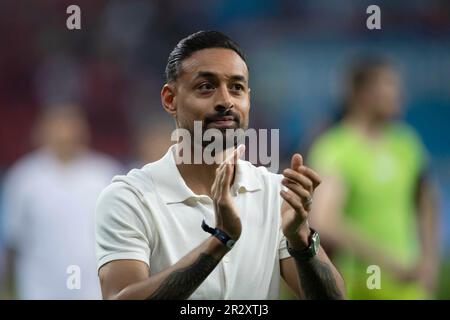 Leverkusen, Deutschland. 21. Mai 2023. Karim BELLARABI verabschiedet sich von den Fans Fußball 1. Bundesliga 33. Spieltag Bayer 04 Leverkusen (LEV) - Borussia Monchengladbach (MG) 2: am 05./21/2022 in der BayArena Leverkusen/Deutschland. #DFL-Vorschriften verbieten die Verwendung von Fotografien als Bildsequenzen und/oder quasi-Video # Credit: dpa/Alamy Live News Stockfoto