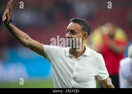 Leverkusen, Deutschland. 21. Mai 2023. Karim BELLARABI verabschiedet sich von den Fans Fußball 1. Bundesliga 33. Spieltag Bayer 04 Leverkusen (LEV) - Borussia Monchengladbach (MG) 2: am 05./21/2022 in der BayArena Leverkusen/Deutschland. #DFL-Vorschriften verbieten die Verwendung von Fotografien als Bildsequenzen und/oder quasi-Video # Credit: dpa/Alamy Live News Stockfoto